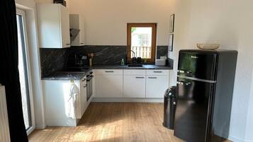 Jääkaappi, uuni, liesi, astianpesukone