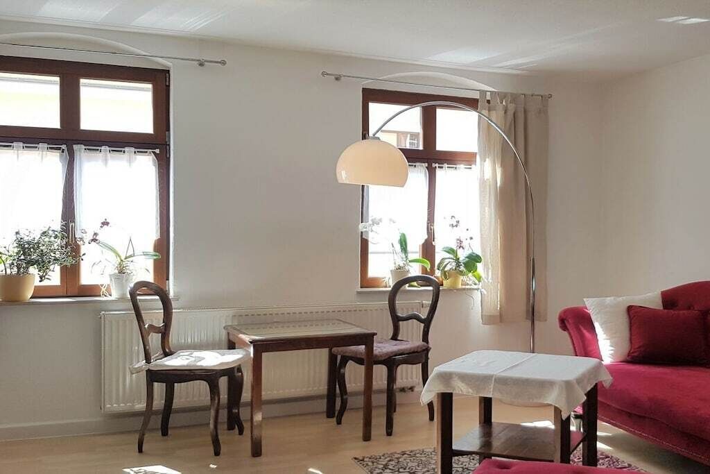 Smart TV, DVD player, books, stereo