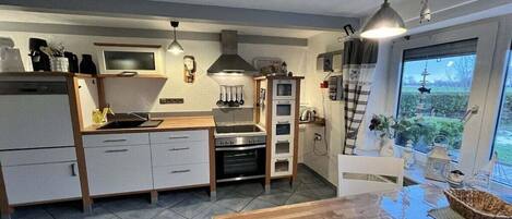 Frigorífico, microondas, horno y placa de cocina