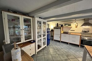 Køleskab, mikrobølgeovn, ovn, kogeplade