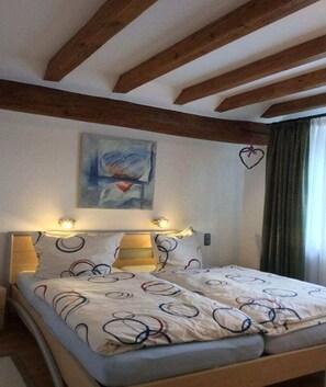 4 quartos, ferros/tábuas de passar roupa, berço de viagem