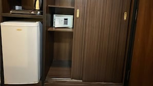 تلفزيون بشاشة مسطحة بحجم 40-بوصة يعرض قنوات تلفزيونية رقمية