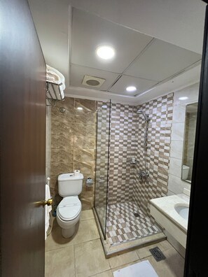 Economy Quadruple Room | Bathroom