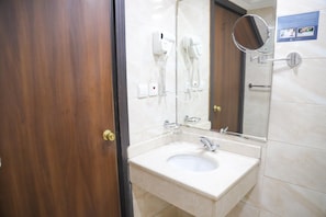 Basic Triple Room, City View | Bathroom
