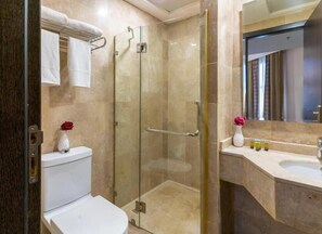 Baignoire et douche séparées, serviettes fournies, savon, shampoing