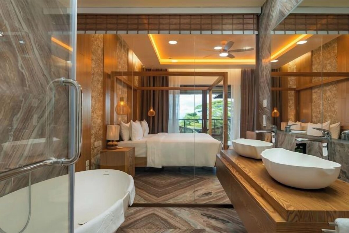 Premium bedding, minibar, in-room safe, soundproofing