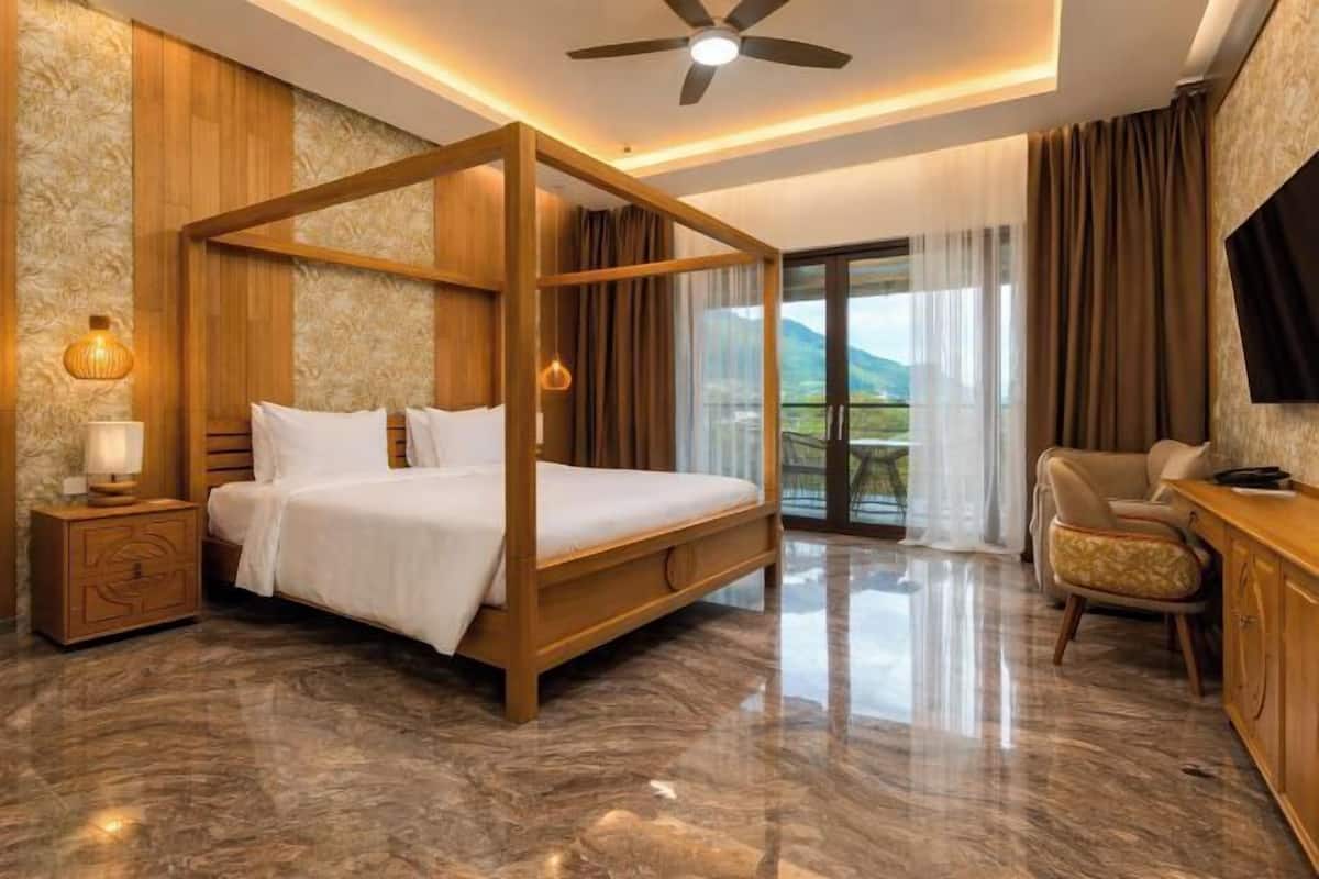 Minibar, in-room safe, soundproofing, iron/ironing board