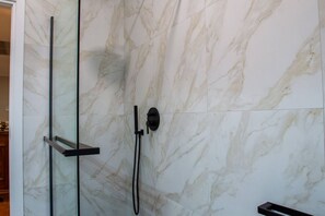 Dusche, kostenlose Toilettenartikel, Haartrockner, Hausschuhe