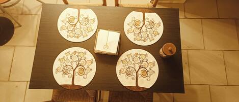 Ilmainen päivittäinen mannermainen aamiainen