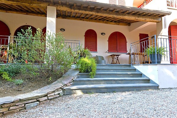 المنشأة من الخارج