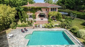 A large house with a swimming pool, stone patio, and outdoor seating area. - Exceptional villa between sea and mountains in a private estate in Saint Jean de Luz (Saint-Jean-de-Luz)