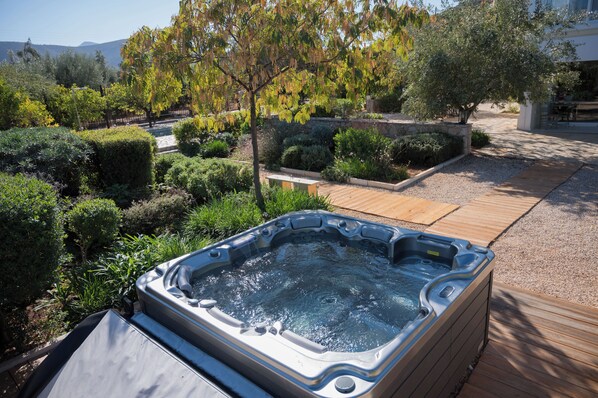 Outdoor spa tub