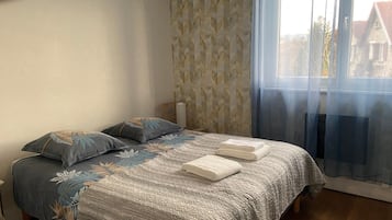 3 habitaciones, tabla de planchar con plancha, cuna de viaje y wifi