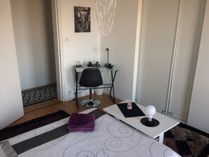 2 habitaciones, tabla de planchar con plancha, wifi y ropa de cama