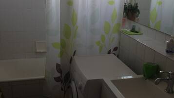 SĂšche-cheveux, serviettes fournies, papier toilette