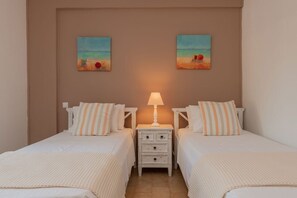 2 chambres, coffres-forts dans les chambres, bureau