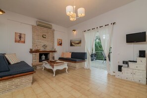 Smart-TV, Kamin, DVD-Player, Bücher