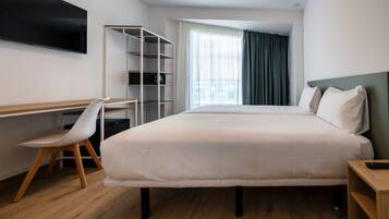 Een kluis op de kamer, een strijkplank/strijkijzer, gratis wifi