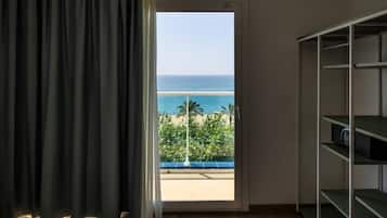 Deluxe kamer, 1 twee- of 2 eenpersoonsbedden, terras, gedeeltelijk uitzicht op oceaan | Een kluis op de kamer, een strijkplank/strijkijzer, gratis wifi