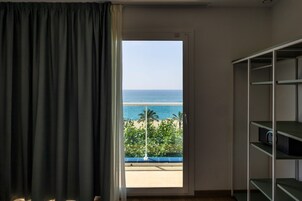 Quarto casal ou duplo luxo, terraço, vista parcial para o oceano | Cofres nos quartos, ferros/tábuas de passar roupa, Wi-Fi de cortesia