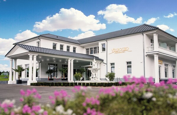 Front of property - Villaggio Hotel (Mackenbach)