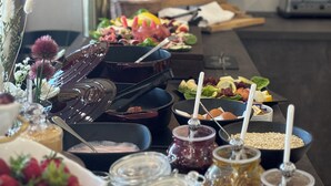 Een buffet met verschillende gerechten en bijbehorende sauzen.