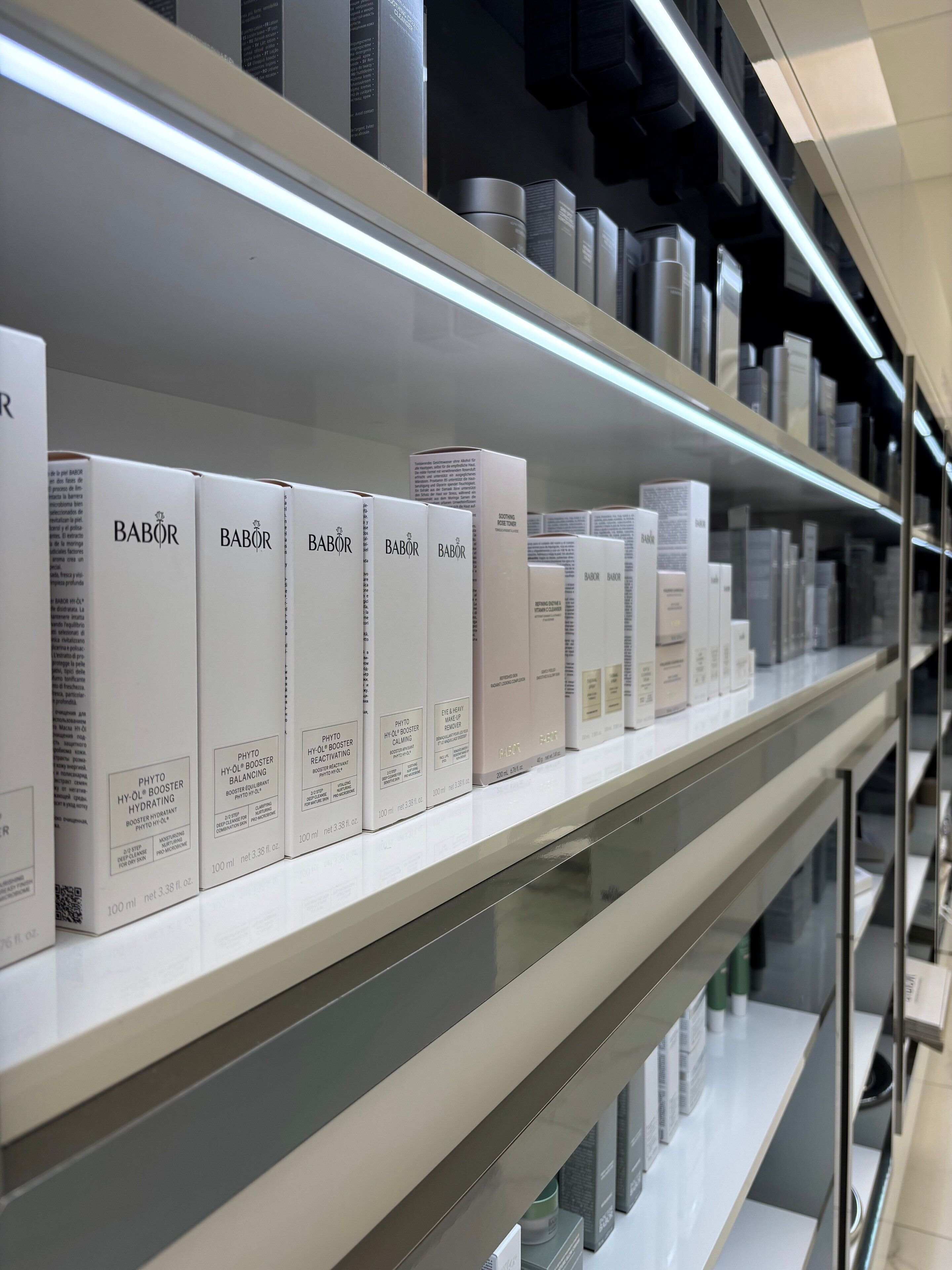 Una estantería con diversos productos de cuidado de la piel Babor.