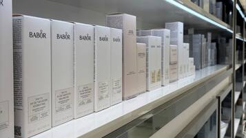 Una estantería con diversos productos de cuidado de la piel Babor.