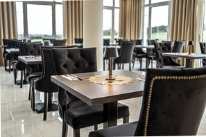 Free daily buffet breakfast  - Villaggio Hotel (Mackenbach)