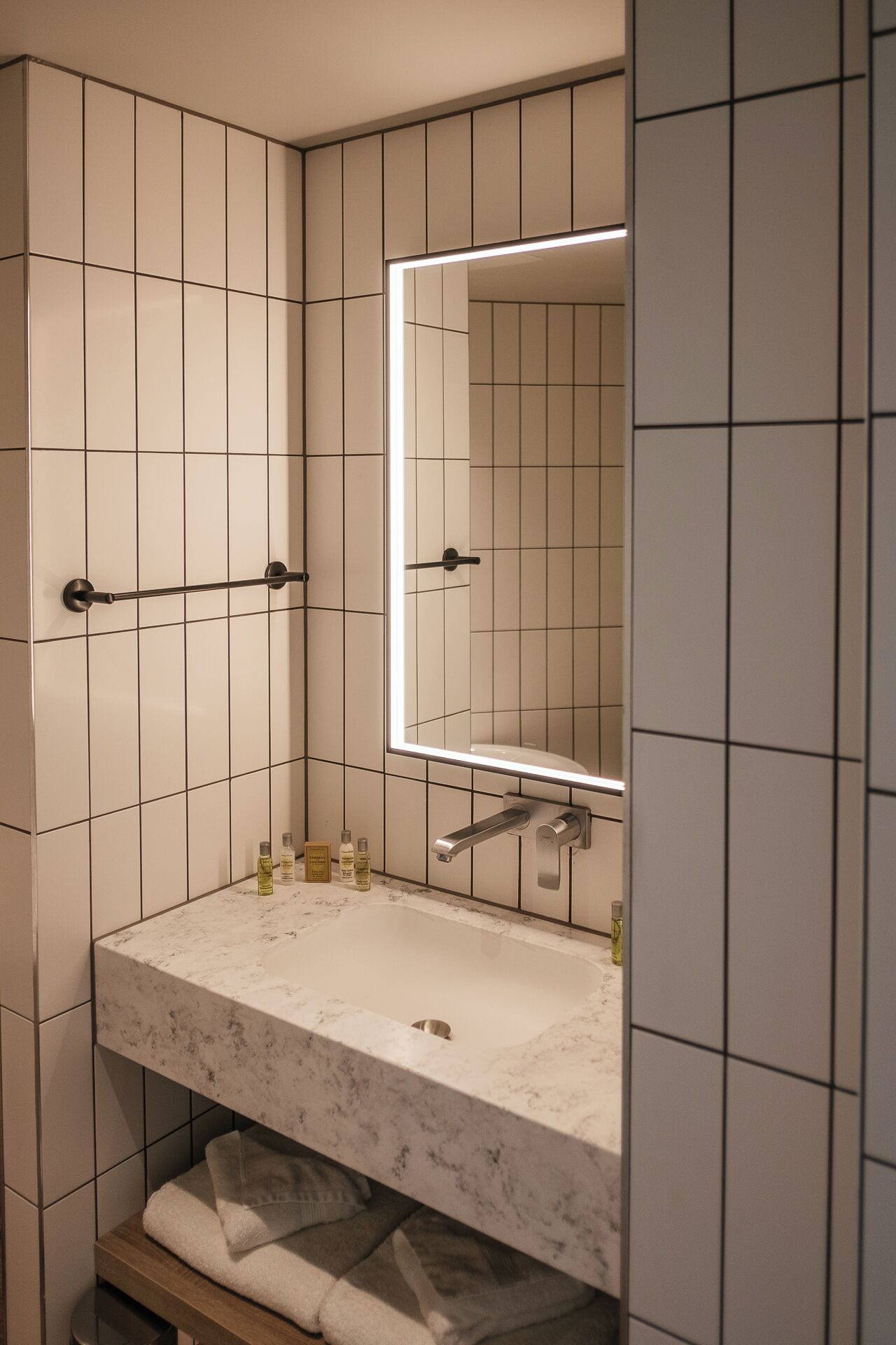 吹風機、毛巾、肥皂、洗髮精