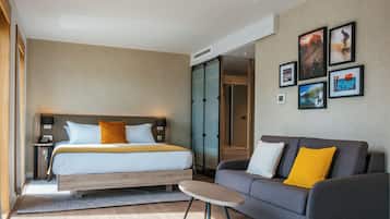 King Junior Suite | In-room safe, desk, laptop workspace, blackout curtains