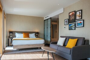 Junior-stúdíósvíta (King Junior Suite) | Öryggishólf í herbergi, skrifborð, vinnuaðstaða fyrir fartölvur