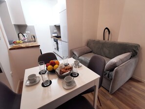 Leilighet – city, byutsikt | Oppholdsrom | En 90-centimeters smart-TV med kabel-kanaler