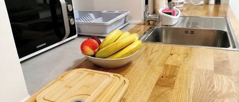 Apartamento urbano, vista para a cidade | Cozinha privada | Geladeira grande, micro-ondas, fogão, cooktop