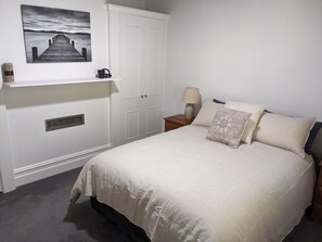 2 bedrooms, iron/ironing board, Internet, bed sheets - Mitchell Cottage- Heritage Chic in Central Albury - Gorgeous two bedroom cottage in central Albury (Albury)