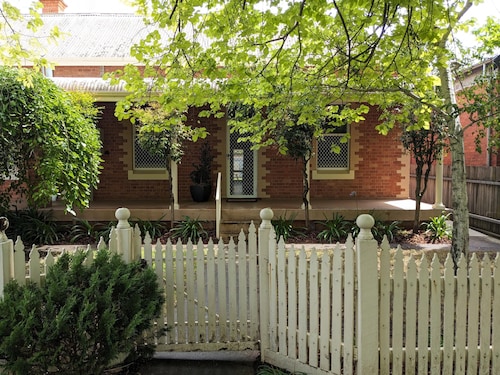 Mitchell Cottage- Heritage Chic in Central Albury - Gorgeous two bedroom cottage in central Albury