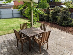 Outdoor dining - Mitchell Cottage- Heritage Chic in Central Albury - Gorgeous two bedroom cottage in central Albury (Albury)