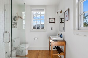 Shower, hair dryer, towels, shampoo