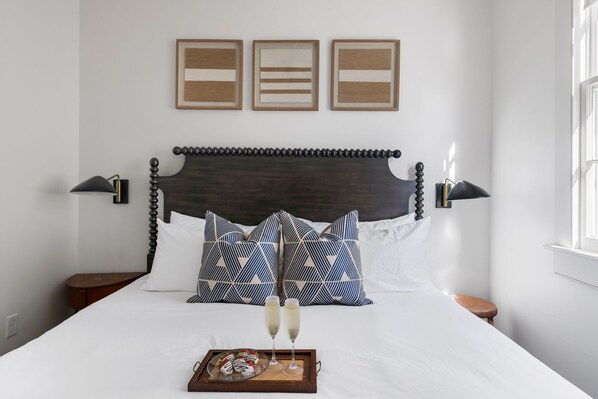 4 bedrooms, iron/ironing board, WiFi, bed sheets