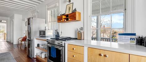 冰箱、微波炉、烤箱、炉灶