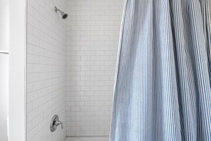 Shower, hair dryer, towels, shampoo - Whole House|Downtown|Sleeps 16 (Charleston)