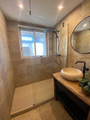 Douche, sèche-cheveux, serviettes fournies, savon