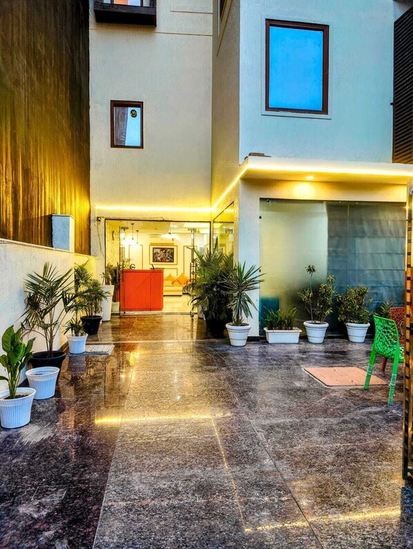 Front of property - Hotel Mavens House (Gurugram)