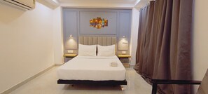 Egyptian cotton sheets, premium bedding, in-room safe, desk - Hotel Mavens House (Gurugram)