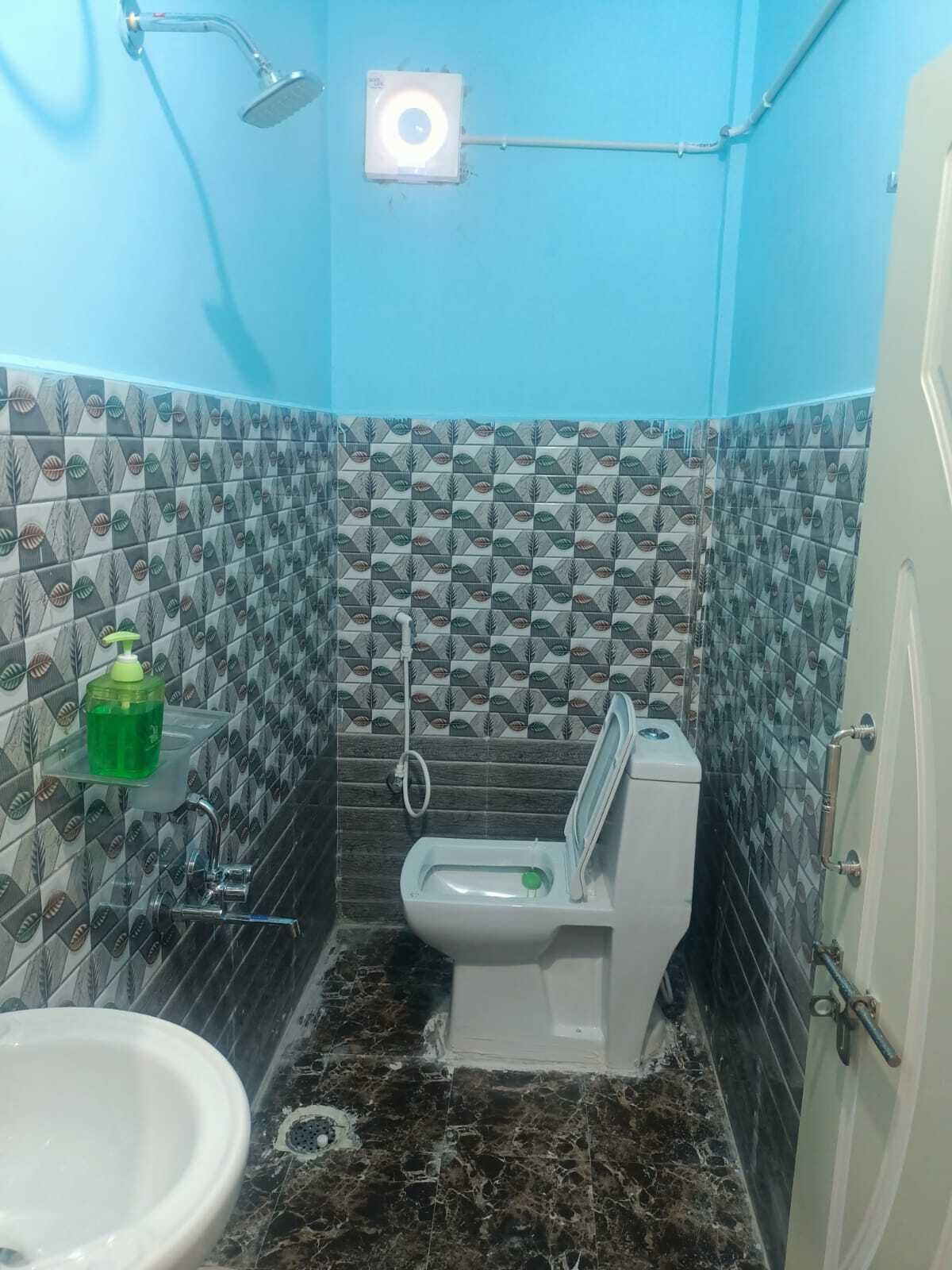 Shower, towels, soap, shampoo
