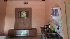 Een compact appartement in moderne stijl met een slaapkamer op entresol, een kitchenette en een zithoek.