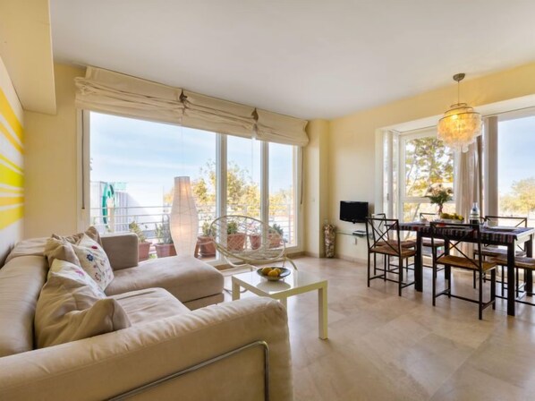 House, 3 Bedrooms | Ruang tamu