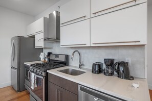 Fridge, microwave, oven, dishwasher - Luxury 1BR Loft - Skyline Views + Pool Access (Philadelphia)