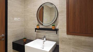 Quarto superior | Banheiro | Produtos de toalete grátis, toalhas de banho, sabonete, shampoo
