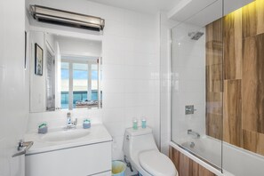 Bathroom - Designer Studio Loft - Balcony + Pool + Gym (Philadelphia)